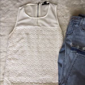 Eyelet lace blouse 3-$30🌈